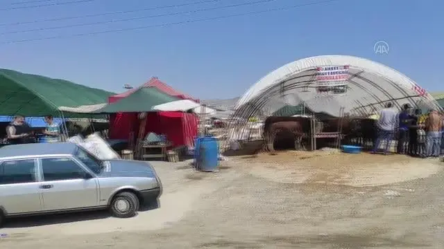 Başkentteki hayvan pazarlarında bayramın ikinci gününde de kurban satışları sürüyor Başkentteki hayvan pazarlarında bayramın ikinci gününde de kurban satışları sürüyor