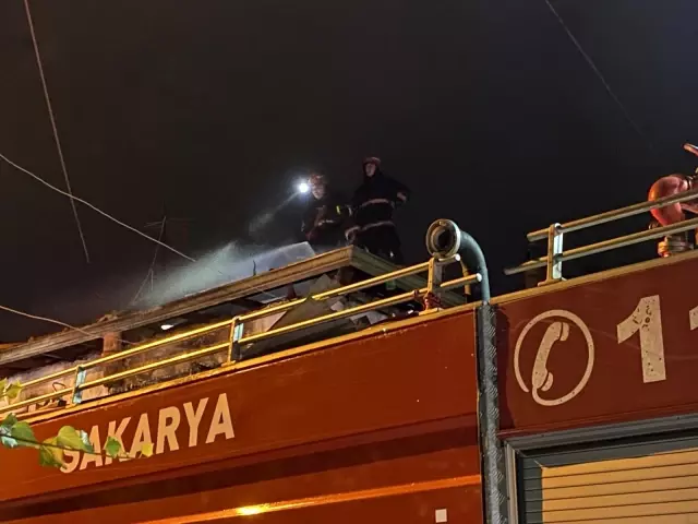 Bayram günü korkutan yangın: Ahşap ev alevlere teslim oldu