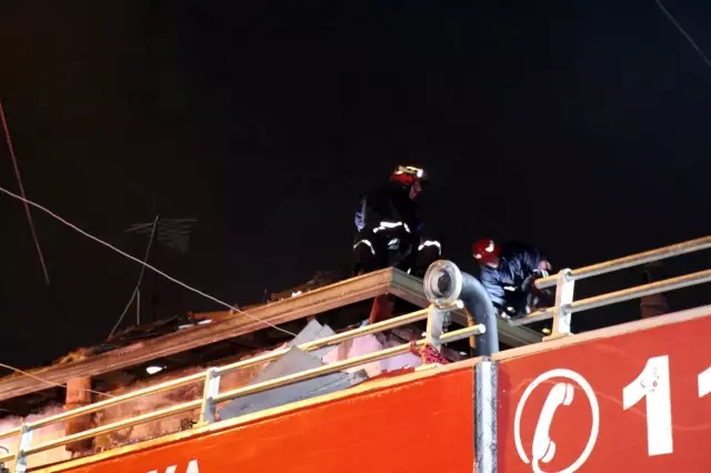 Bayram günü korkutan yangın: Ahşap ev alevlere teslim oldu