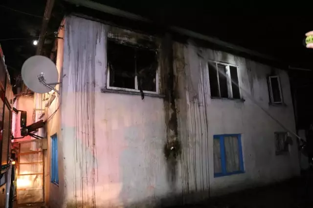 Bayram günü korkutan yangın: Ahşap ev alevlere teslim oldu