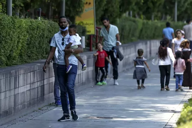 Bayram tatilini fırsat bilen aileler parklara akın etti