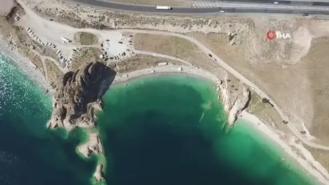 Bayram tatilini Van Gölü'nün serin sularında geçiriyorlar Bayram tatilini Van Gölü'nün serin sularında geçiriyorlar