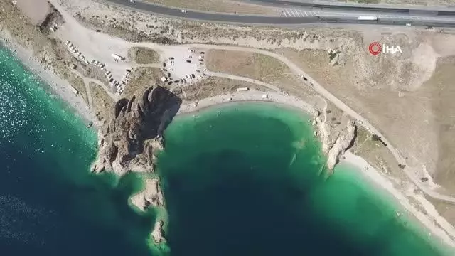 Bayram tatilini Van Gölü'nün serin sularında geçiriyorlar