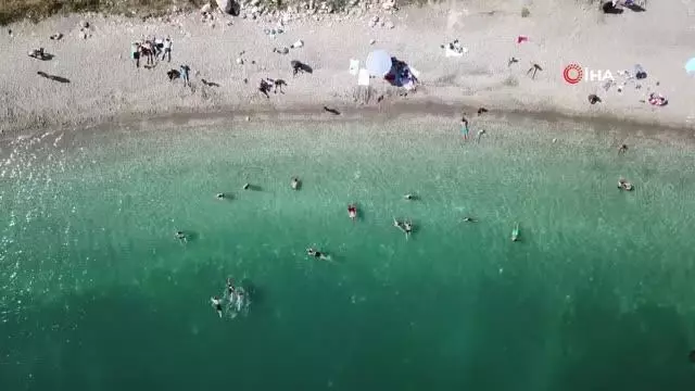 Bayram tatilini Van Gölü'nün serin sularında geçiriyorlar