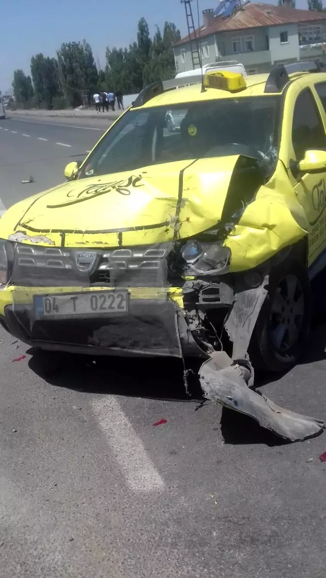 Bayram ziyareti için yola çıkan araç tırın altına girdi