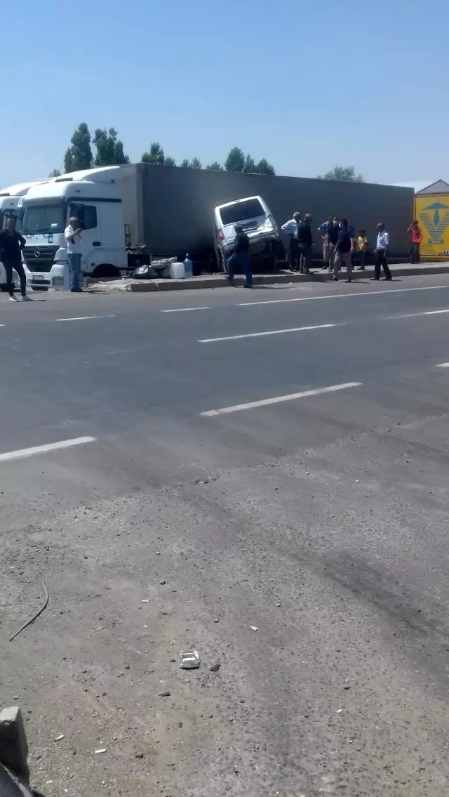 Bayram ziyareti için yola çıkan araç tırın altına girdi