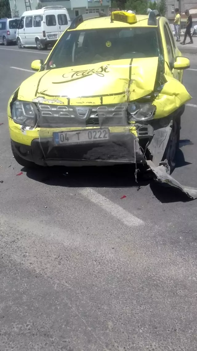 Bayram ziyareti için yola çıkan araç tırın altına girdi