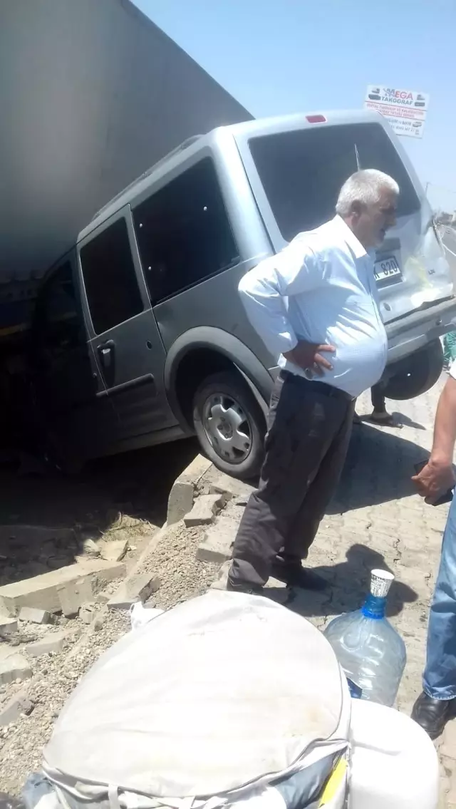 Bayram ziyareti için yola çıkan araç tırın altına girdi