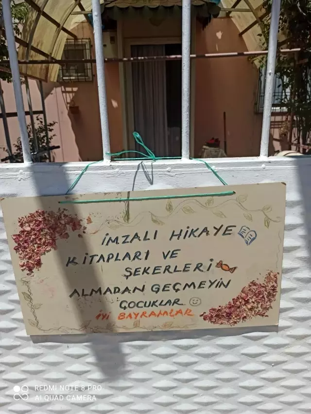 Bayram ziyaretine imzalı kitap hediyesi