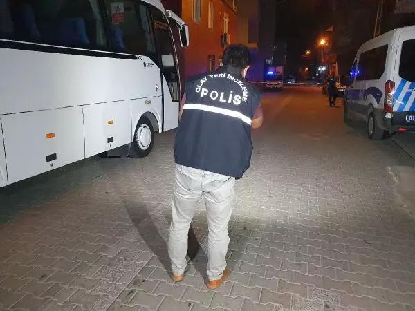 ADANA-BAYRAMDA HUSUMETLİ OLDUĞU AMCASI VE KUZENİNİ AV TÜFEĞİYLE VURDU: 2 YARALI