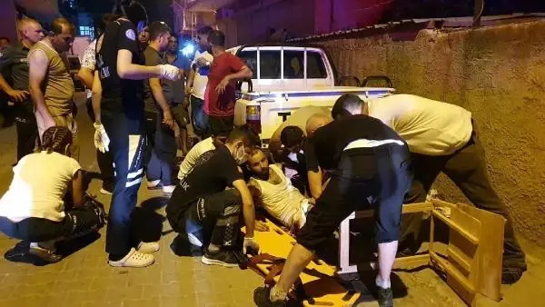 ADANA-BAYRAMDA HUSUMETLİ OLDUĞU AMCASI VE KUZENİNİ AV TÜFEĞİYLE VURDU: 2 YARALI