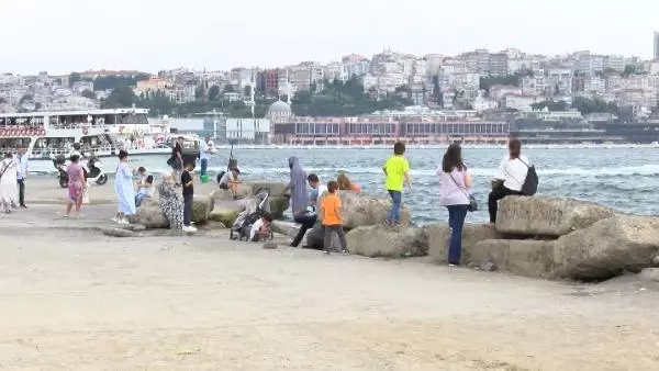 BAYRAMDA SARAYBURNU SAHİLİ'NDE DENİZE GİRDİLER BAYRAMDA SARAYBURNU SAHİLİ'NDE DENİZE GİRDİLER