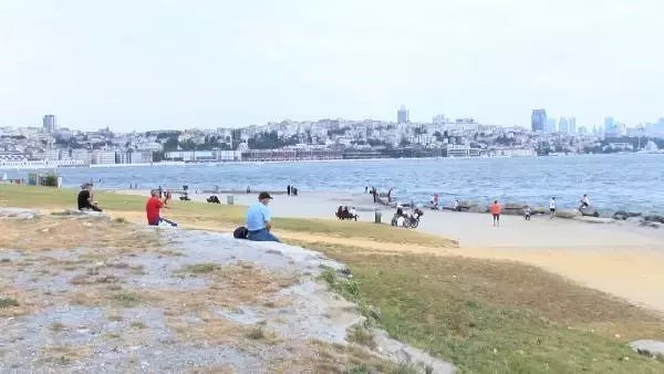 BAYRAMDA SARAYBURNU SAHİLİ'NDE DENİZE GİRDİLER