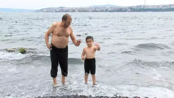 BAYRAMDA SARAYBURNU SAHİLİ'NDE DENİZE GİRDİLER