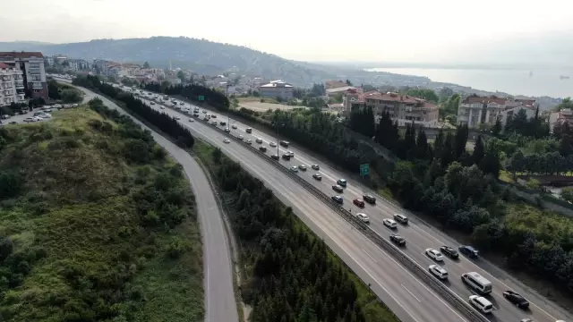 Bayramın ikinci günü yola çıkanlar TEM'i kilitledi