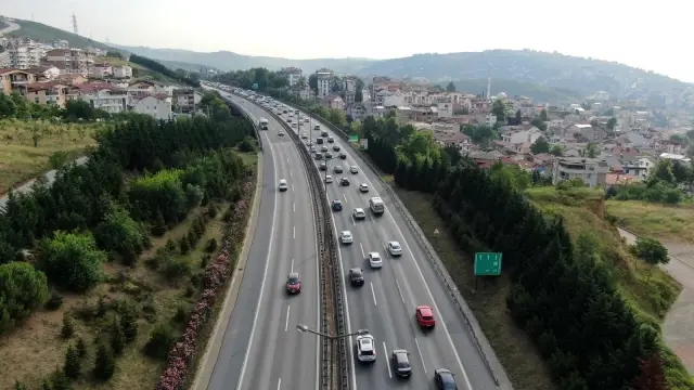 Bayramın ikinci günü yola çıkanlar TEM'i kilitledi