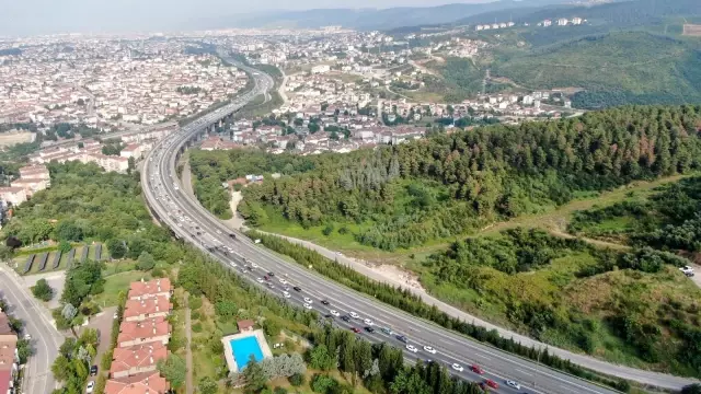 Bayramın ikinci günü yola çıkanlar TEM'i kilitledi