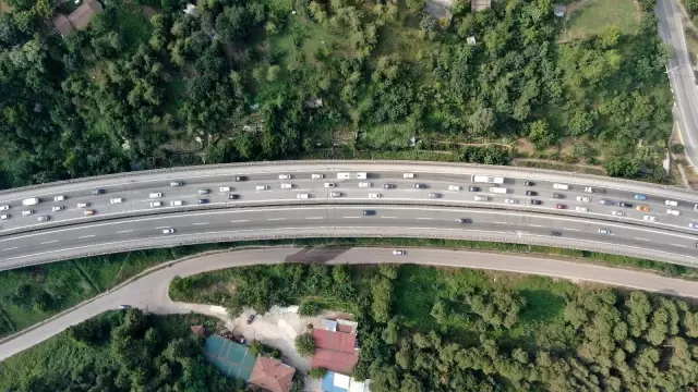 Bayramın ikinci günü yola çıkanlar TEM'i kilitledi