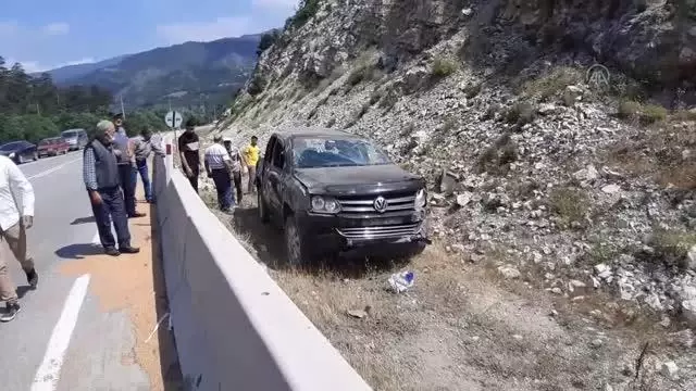 Beton bariyerlere çarpan pikap devrildi: 3 yaralı