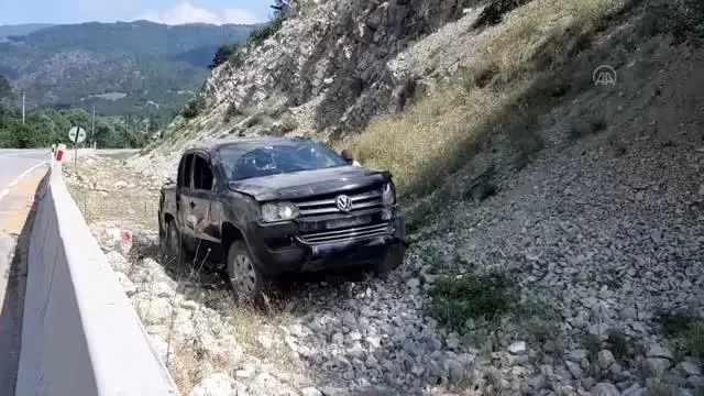 Beton bariyerlere çarpan pikap devrildi: 3 yaralı