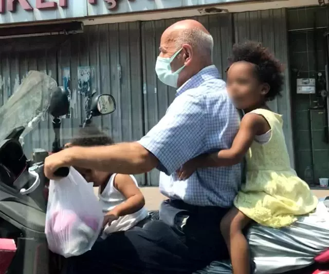 Beyoğlu'nda iki çocukla tehlikeli motor yolculuğu