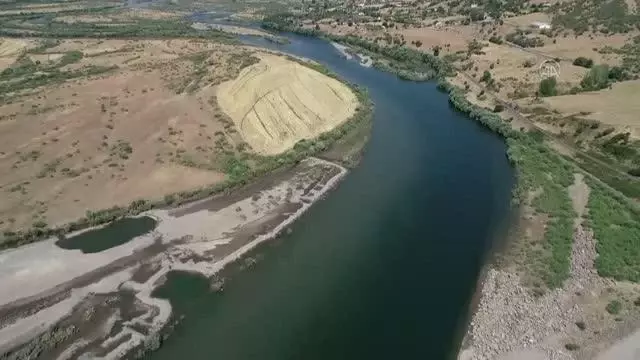 Bingöllü gençler Murat Nehri'nin sularında gelecekleri için kürek çekiyor Bingöllü gençler Murat Nehri'nin sularında gelecekleri için kürek çekiyor