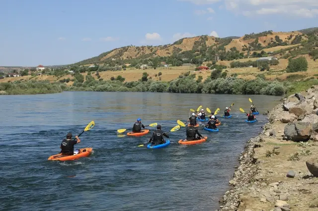 Bingöllü gençler Murat Nehri'nin sularında gelecekleri için kürek çekiyor