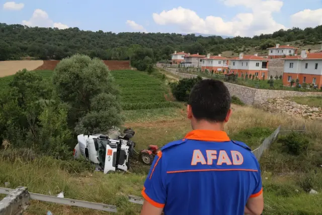 Bariyerlere çarpan LPG tankeri tarlaya yuvarlandı: 1 yaralı Bariyerlere çarpan LPG tankeri tarlaya yuvarlandı: 1 yaralı