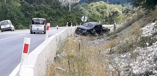 Beton bariyerlere çarpan pikap devrildi: 3 yaralı