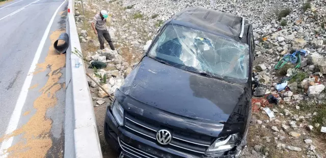 Beton bariyerlere çarpan pikap devrildi: 3 yaralı
