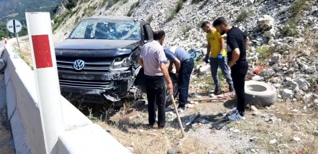 Beton bariyerlere çarpan pikap devrildi: 3 yaralı