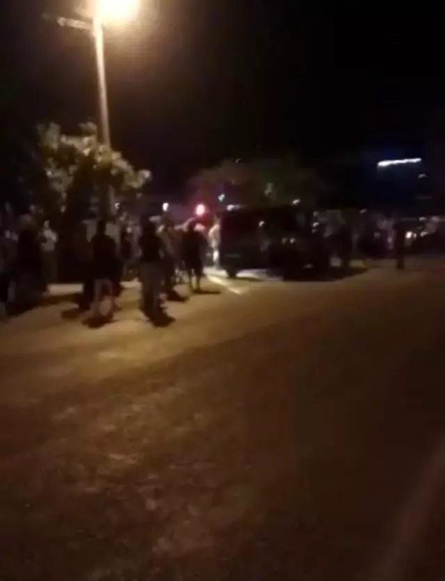 Bursa'da kavga sonrası gerginlik: Mahalleli şüphelinin saklandığı evi taşladı