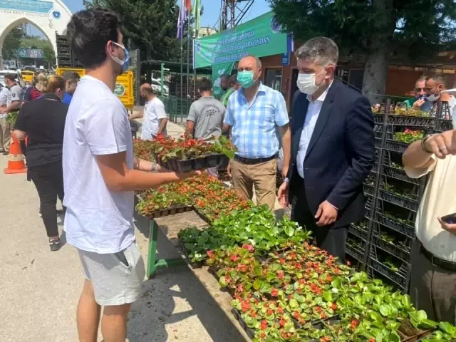 Bursa'da mezarlık ziyaretçilerine ücretsiz çiçek