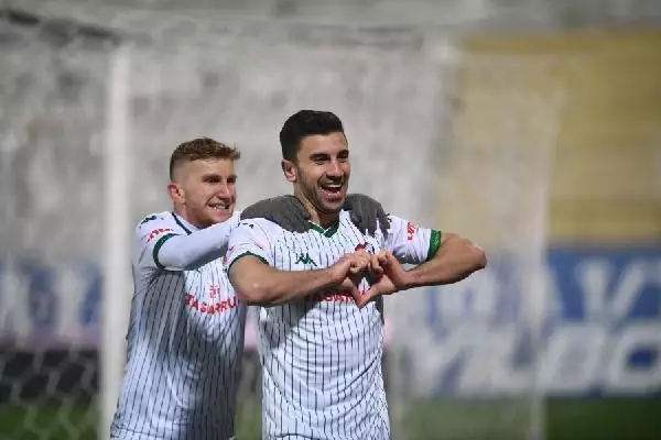Bursaspor, Onur Atasayar ile 2 yıllığına anlaştı Bursaspor, Onur Atasayar ile 2 yıllığına anlaştı