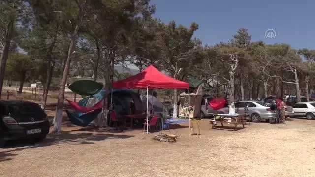 Çadır ve karavan tutkunları bayram tatilini kampta geçiriyor