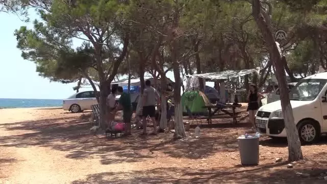 Çadır ve karavan tutkunları bayram tatilini kampta geçiriyor