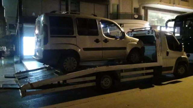 Çekici üzerinde olduğunu unutup aracının kapısını açınca yola düştü Çekici üzerinde olduğunu unutup aracının kapısını açınca yola düştü