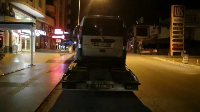 Çekici üzerinde olduğunu unutup aracının kapısını açınca yola düştü