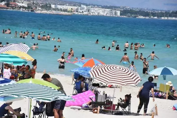 ÇEŞME BAYRAMDA DOLDU TAŞTI