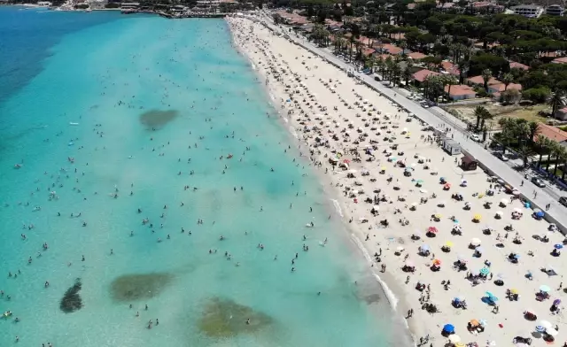 Çeşme'de nüfus 1 milyonu aştı, plajlardaki kalabalık böyle görüntülendi Çeşme'de nüfus 1 milyonu aştı, plajlardaki kalabalık böyle görüntülendi