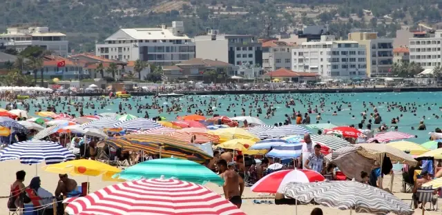 Çeşme'de nüfus 1 milyonu aştı, plajlardaki kalabalık böyle görüntülendi