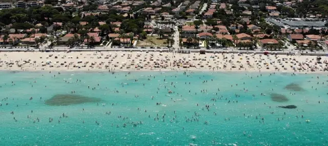 Çeşme'de nüfus 1 milyonu aştı, plajlardaki kalabalık böyle görüntülendi