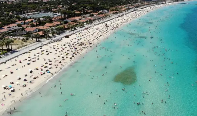 Çeşme'de nüfus 1 milyonu aştı, plajlardaki kalabalık böyle görüntülendi