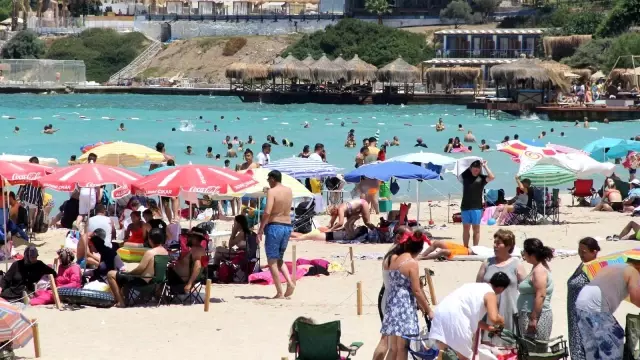 Çeşme'de nüfus 1 milyonu aştı, plajlardaki kalabalık böyle görüntülendi