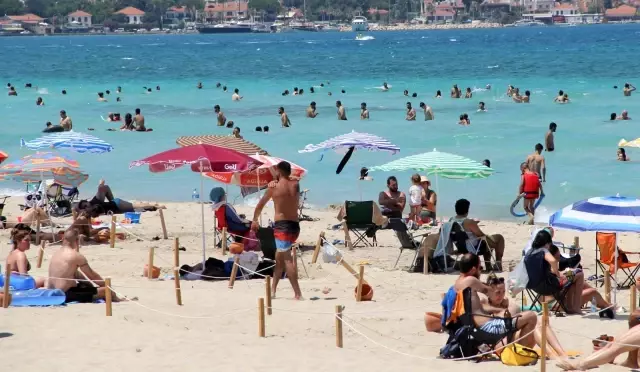 Çeşme'de nüfus 1 milyonu aştı, plajlardaki kalabalık böyle görüntülendi