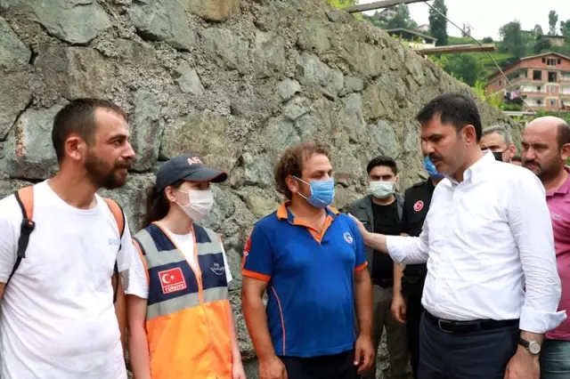 Çevre ve Şehircilik Bakanı Kurum, Rize'de yaşanan sel ve heyelanın ardından heyelan olan bölgelerde incelemelerde bulundu Çevre ve Şehircilik Bakanı Kurum, Rize'de yaşanan sel ve heyelanın ardından heyelan olan bölgelerde incelemelerde bulundu