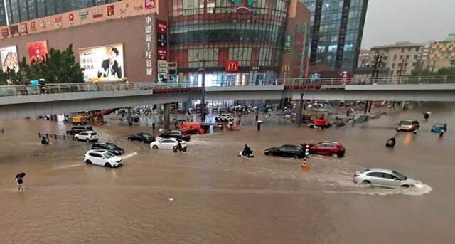 Çin'de sel felaketi! En az 12 kişi öldü, 100 binin üzerinde kişi ise tahliye edildi Çin'de sel felaketi! En az 12 kişi öldü, 100 binin üzerinde kişi ise tahliye edildi