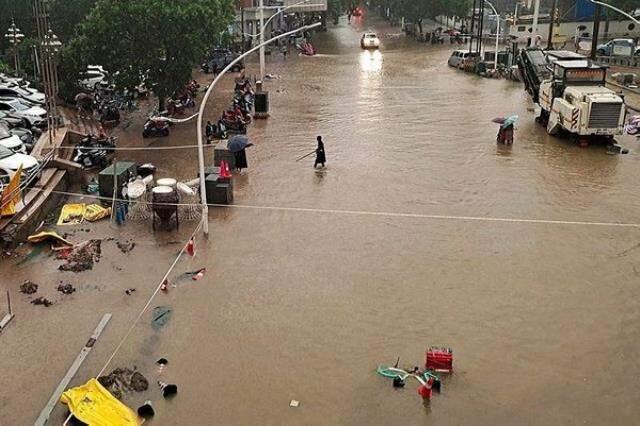 Çin'de sel felaketi! En az 12 kişi öldü, 100 binin üzerinde kişi ise tahliye edildi Çin'de sel felaketi! En az 12 kişi öldü, 100 binin üzerinde kişi ise tahliye edildi