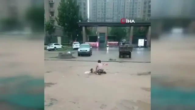Son dakika haber! Çin'deki sel felaketinde can kaybı 25'e yükseldiYedi eyaletten bin 800 itfaiyeci bölgeye sevk edildi Son dakika haber! Çin'deki sel felaketinde can kaybı 25'e yükseldiYedi eyaletten bin 800 itfaiyeci bölgeye sevk edildi