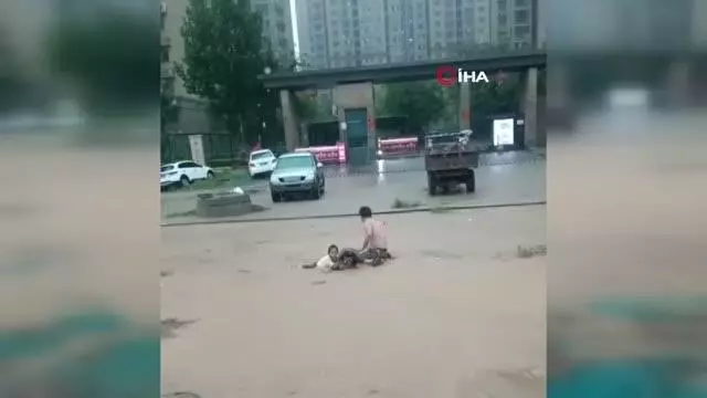 Son dakika haber! Çin'deki sel felaketinde can kaybı 25'e yükseldiYedi eyaletten bin 800 itfaiyeci bölgeye sevk edildi